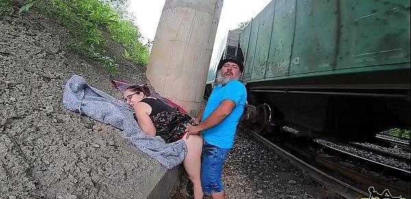  Na caminhada para casa evangélica encontra mendigo de baixo da ponte e faz caridade - Mary RedQueen - Sandro Lima